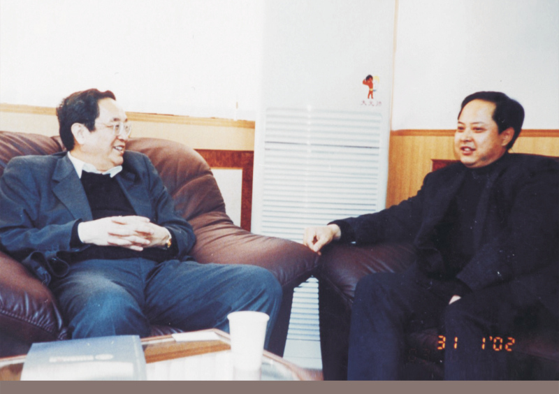 2002年1月31日，中央政治局委員、湖北省委書記俞正聲在省委辦公室親切接見舒心先生 